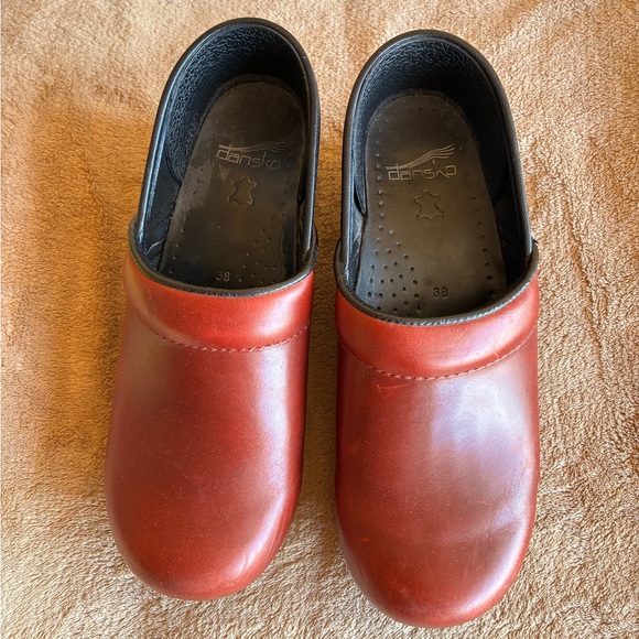 Dansko Professional XP 2.0 Cordovan Leather Clogs
Size 8 (38) - Picture 2 of 9
